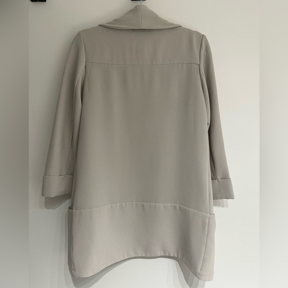 Light cream blazer size small - Picture 2 of 3